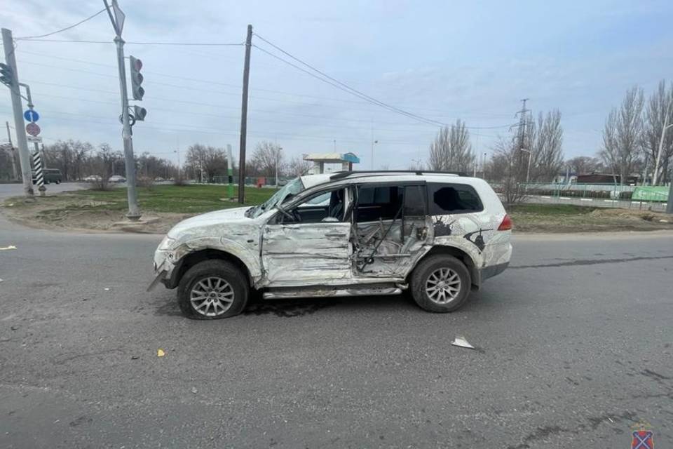 В Волжском фура смяла внедорожник, проехавший на красный
