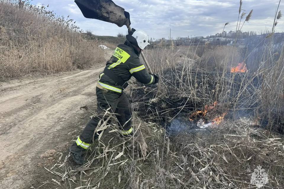 Ландшафтный пожар потушили в Советском районе Волгограда