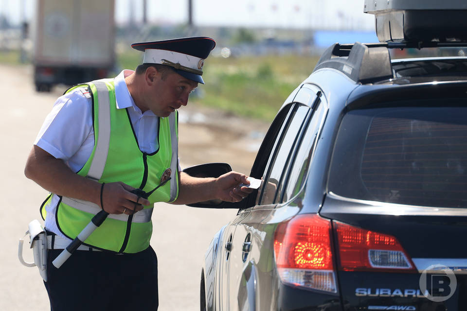 Водитель пытался дать взятку инспектору ДПС под Волгоградом