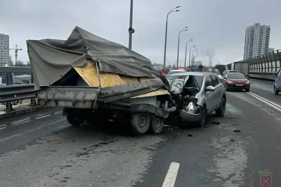 Женщина-водитель пострадала при столкновении с прицепом в Волгограде