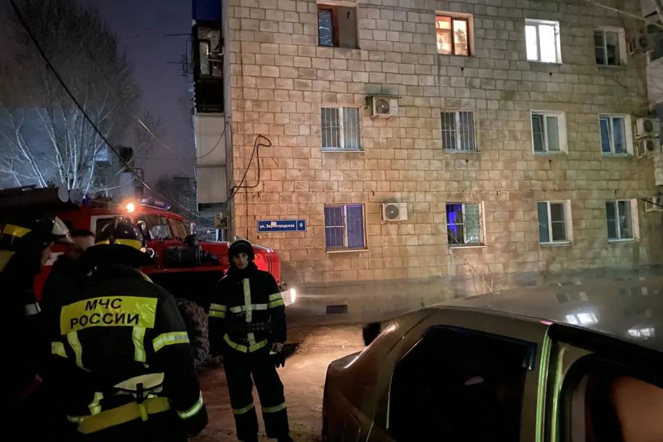 Судебный пристав спасла дом в Волгограде, потушив горящую машину