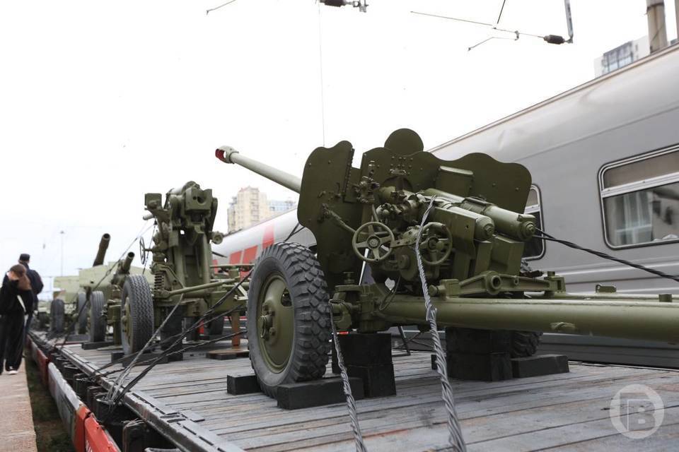 В Волгограде грузят технику для ретропоезда «Воинский эшелон»