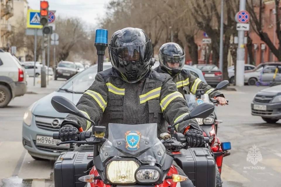 Спасатели на мотоциклах и квадроциклах патрулируют Волгоград