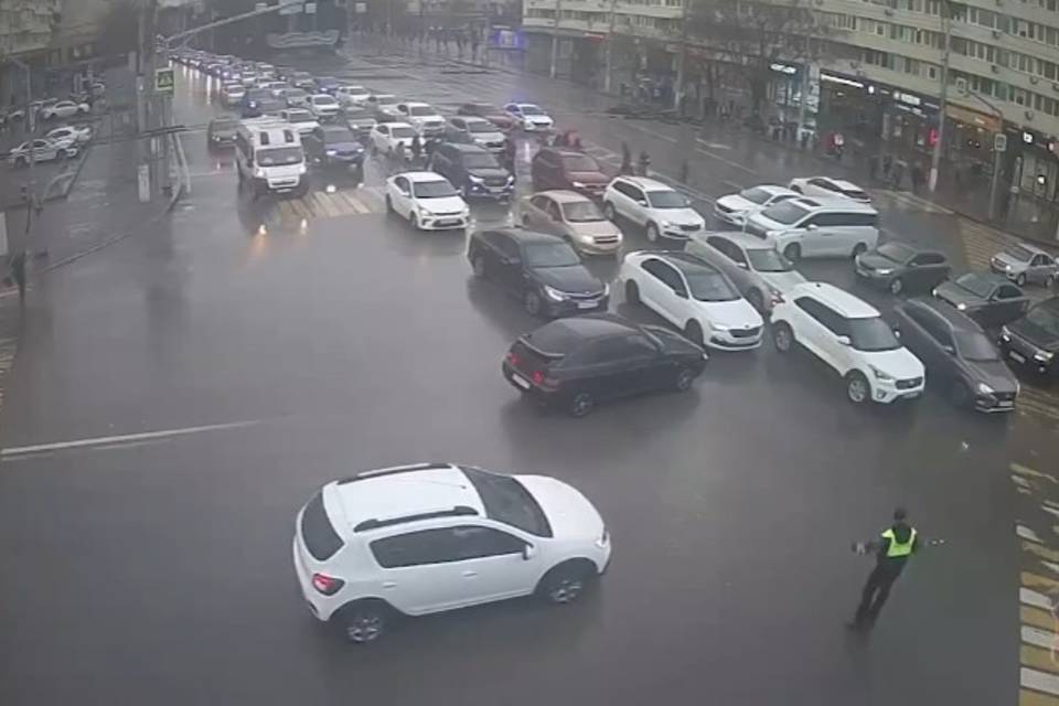 Полицейские обеспечивали безопасность на дорогах во время ливня 1 апреля