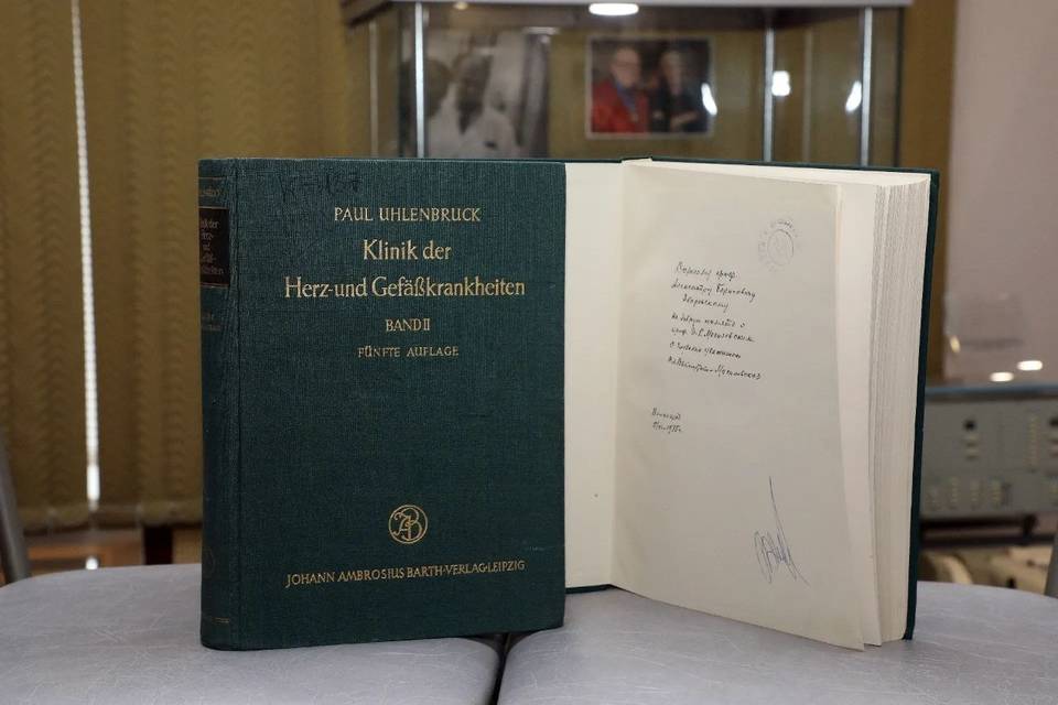ВолгГМУ получил редкую книгу 1960 года с автографом волгоградского профессора