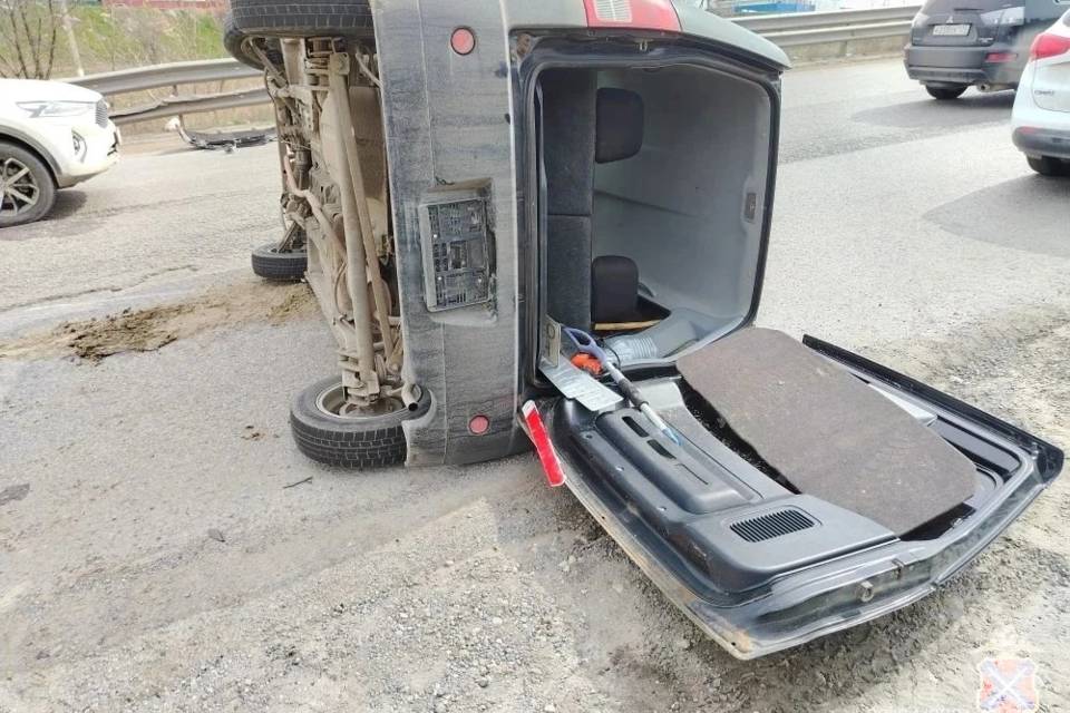 Mitsubishi перевернулся от столкновения с Volkswagen в Волгограде