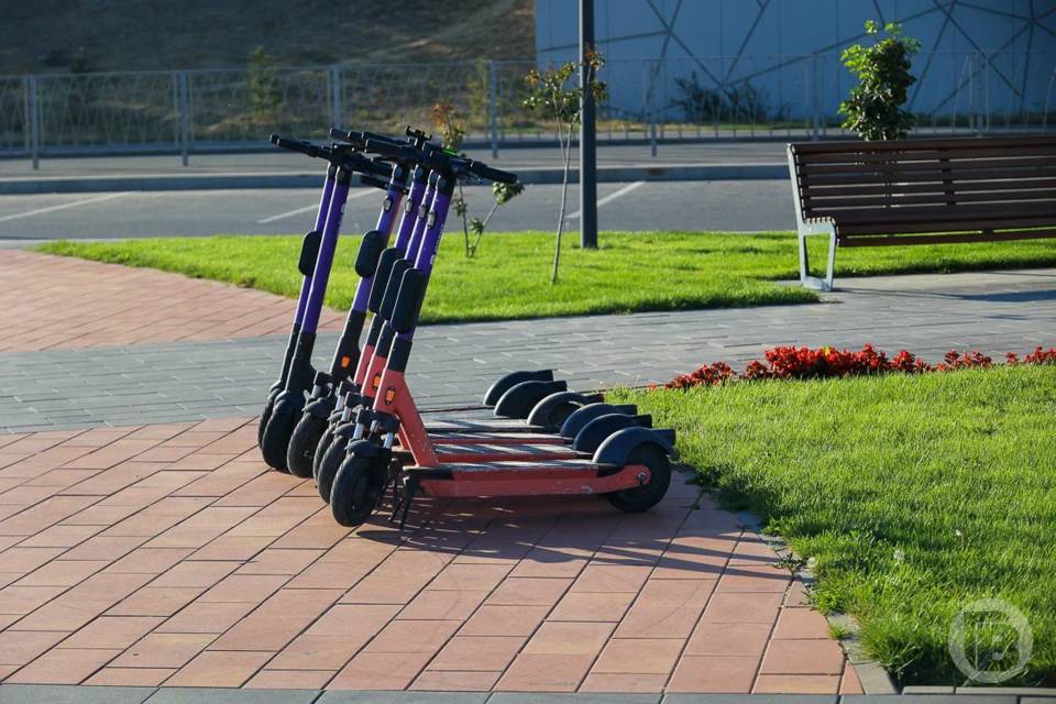 Двое подростков жестоко избили курьера на юге Волгограда