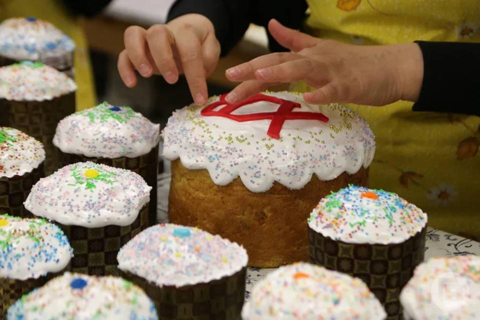 Священник объяснил, опасен ли кулич с сусальным золотом для верующих