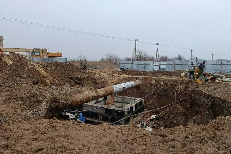 Канализационный коллектор меняют на юге Волгограда