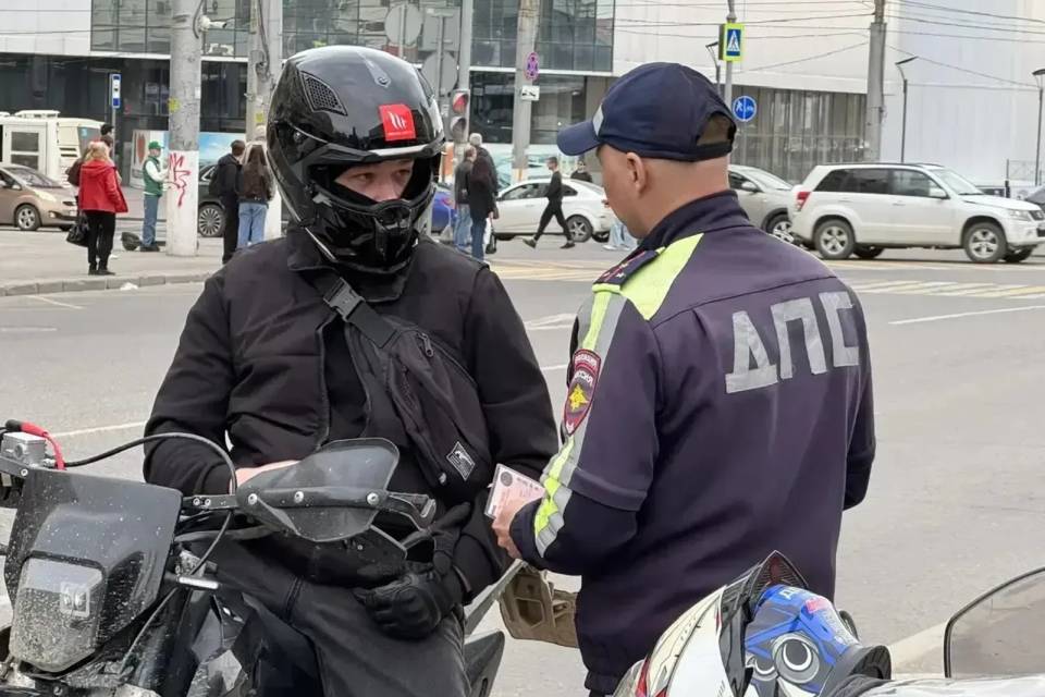 Двух мотоциклистов, включая подростка, задержали в Волгограде