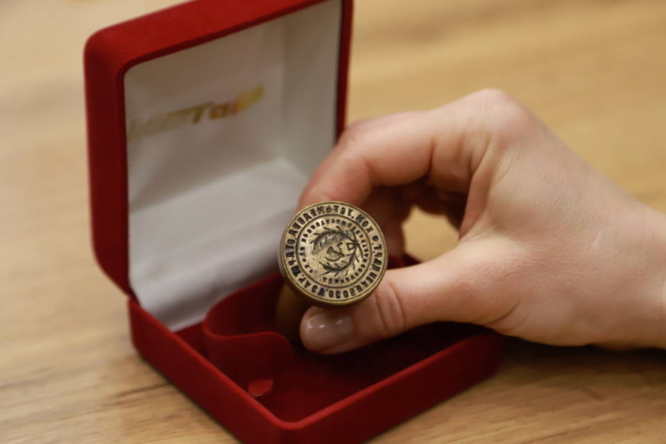 Сургучная печать с многолетней историей передана в музей Волгограда