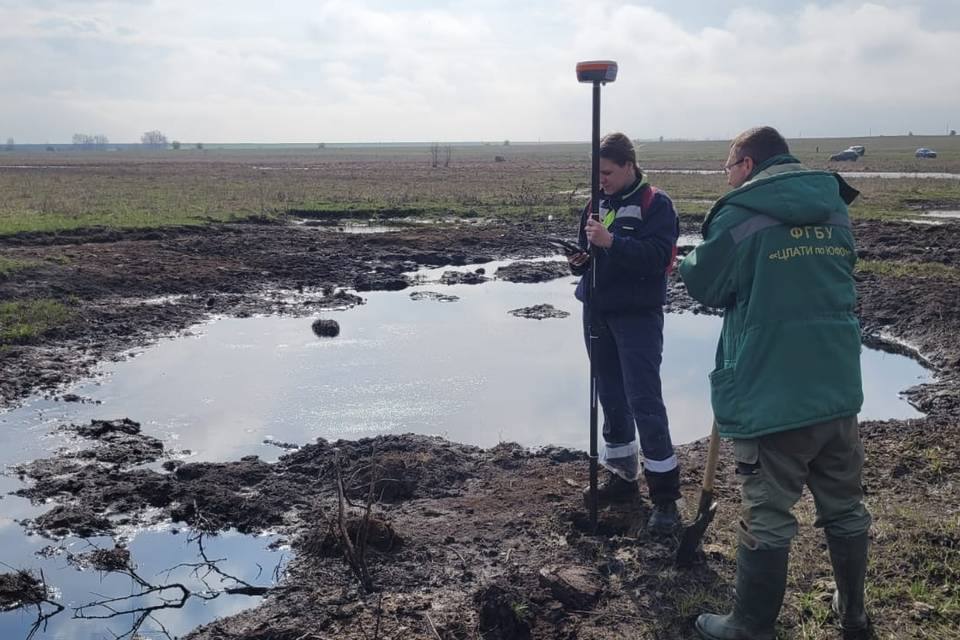 Излив нефтепродуктов произошел в реку Карамыш в Волгоградской области