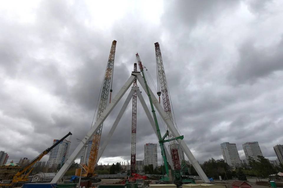 В Волгограде завершили установку опор 120-метрового колеса обозрения