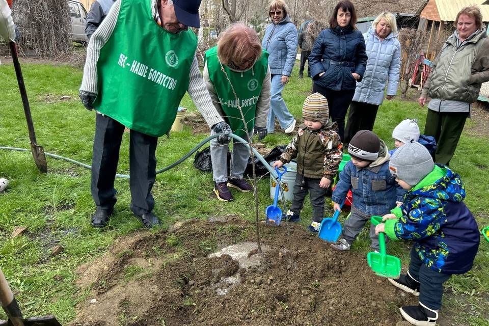 В Волгограде школьники передали саженцы детям из приюта