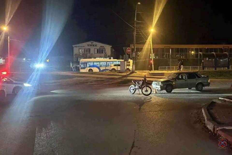 В Волгограде ВАЗ столкнулся с мотоциклистом