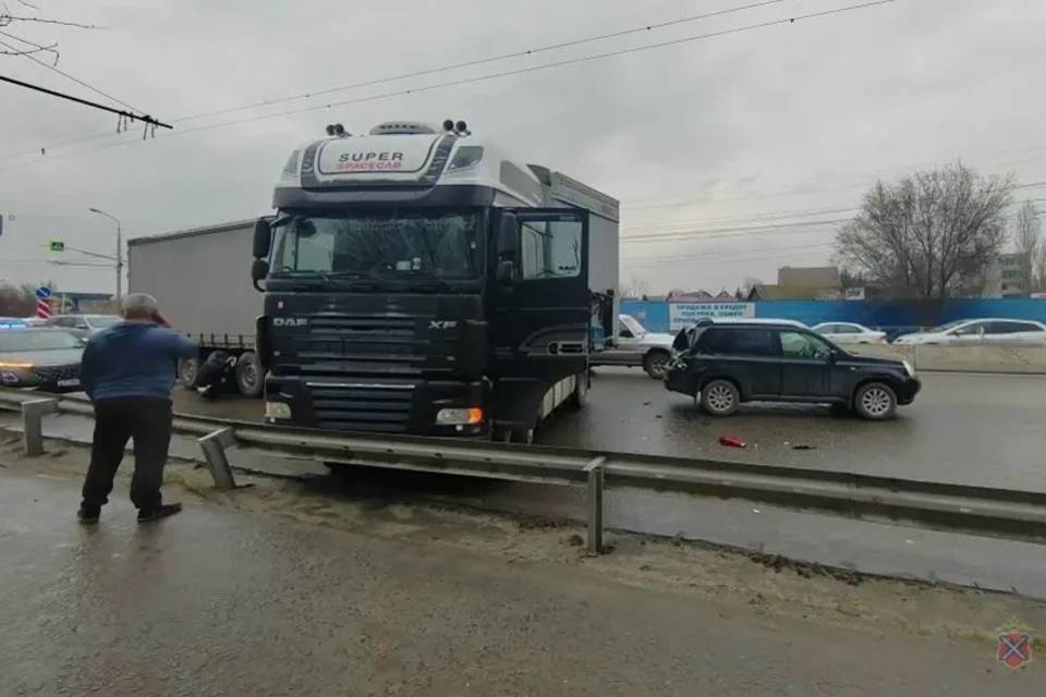 Фура снесла иномарку в Волгограде