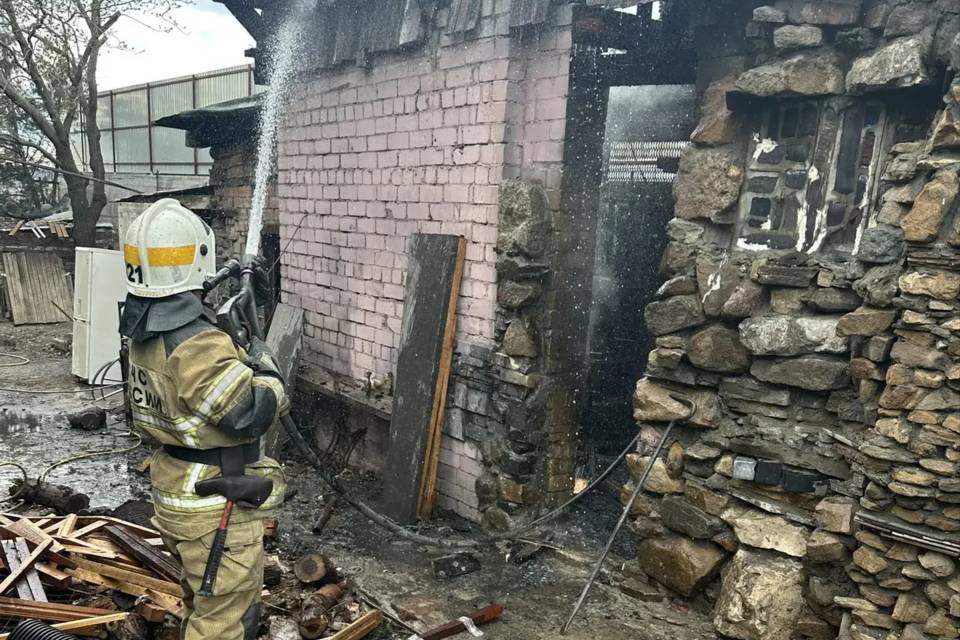 Огнеборцы ликвидировали пожар в Дзержинском районе Волгограда