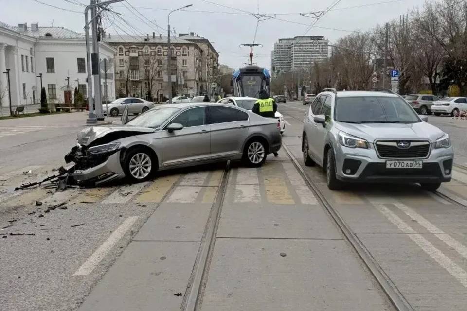 Два трамвая изменили маршруты из-за ДТП в Волгограде
