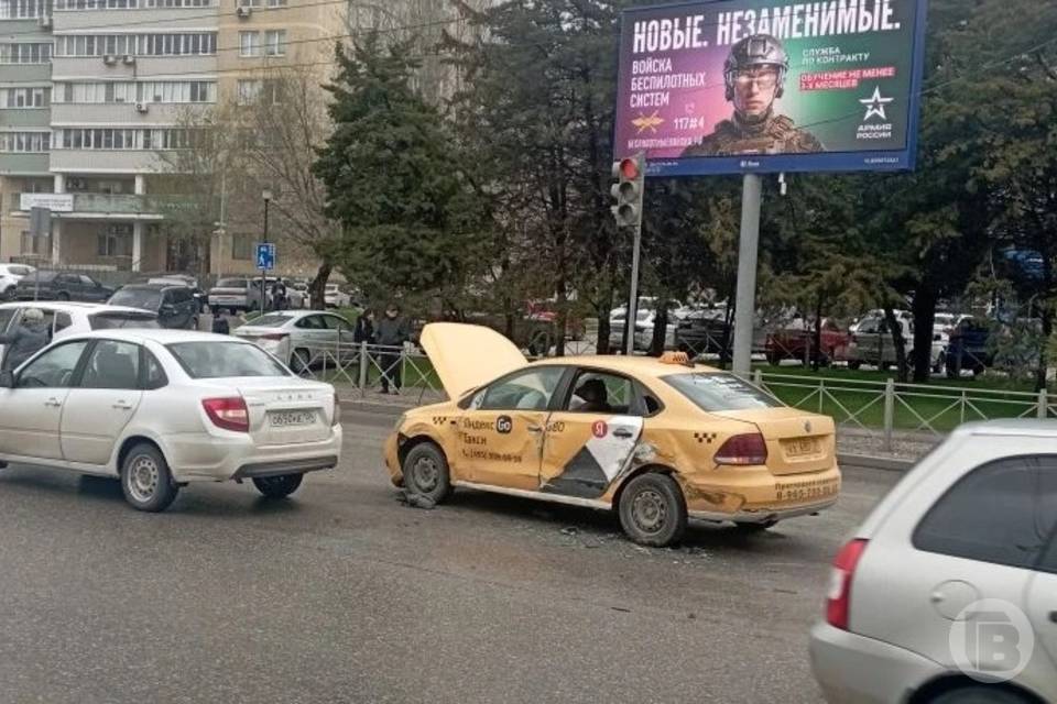 ДТП на 7-й Гвардейской вызвало пробку в Волгограде