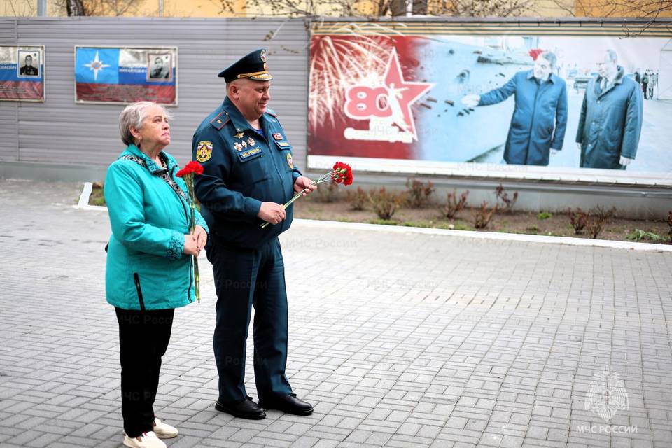 Мама Героя РФ Алексея Катериничева встретилась с волгоградскими спасателями