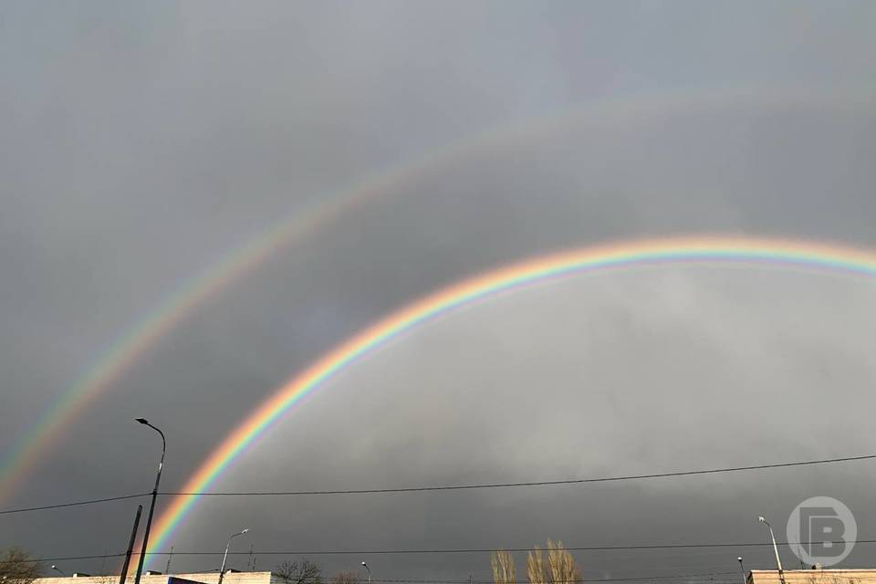 Редкая двойная радуга появилась на небе в Волгограде: фото