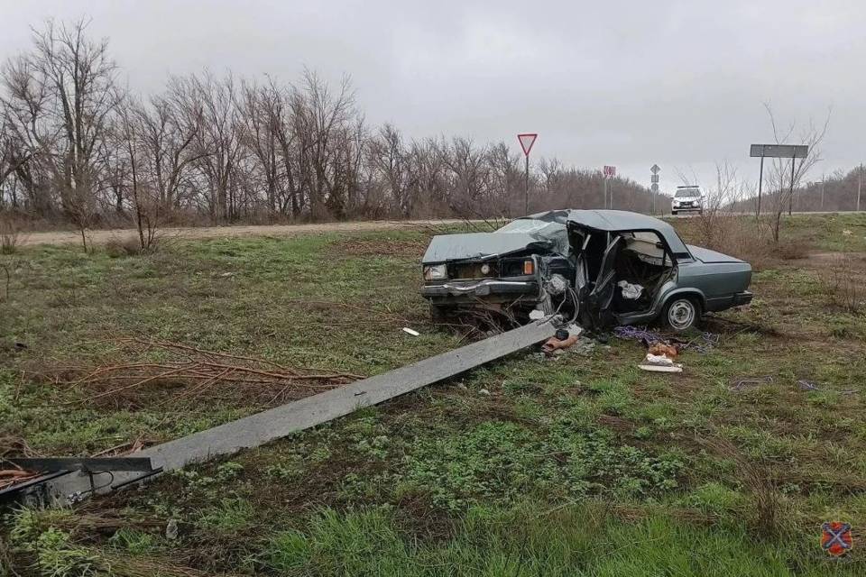 ВАЗ опрокинулся на трассе под Волгоградом