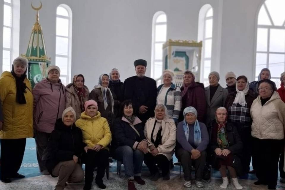 В мечети ветеранов из Волжского встретили экскурсией