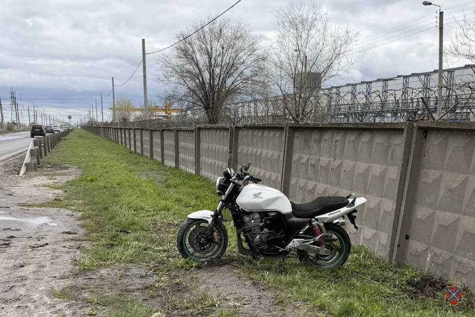 Мотоциклист «поцеловал» забор в Волжском