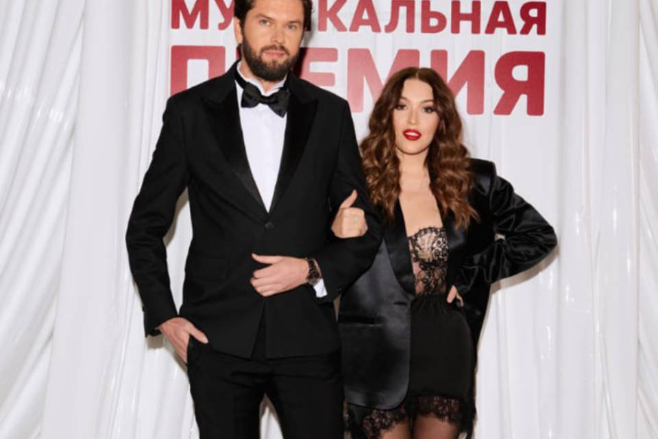 Дубцова в откровенном наряде появилась с мужчиной на мероприятии