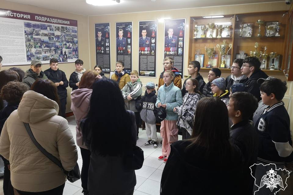 Волгоградские спецназовцы провели экскурсию детям с нарушениями слуха