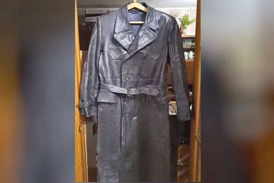 Винтажный кожаный плащ известного дирижера продают в Волгограде