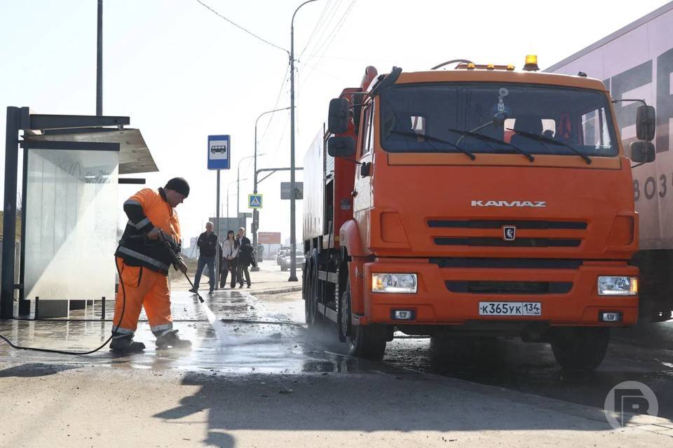 В Волгограде моют дороги и остановки