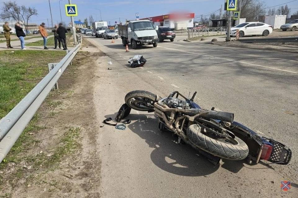 Упрямый водитель сбил мотоциклиста в Волжском