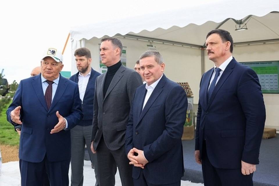 Бочаров и Патрушев посетили производственные базы региона