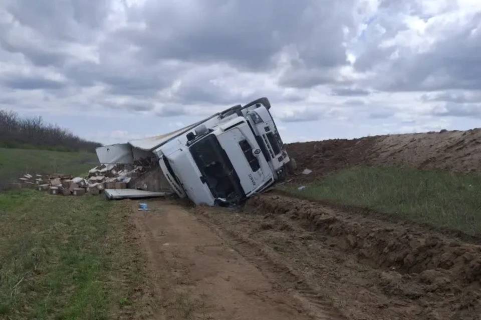 Грузовик «Рено» перевернулся на трассе под Волгоградом