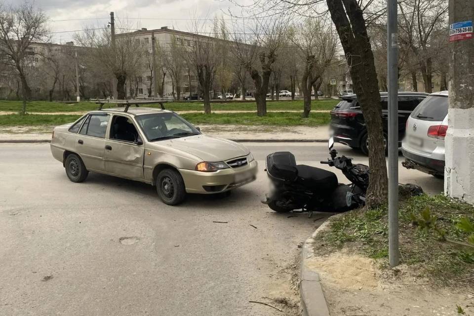 Пенсионер на «Дэу» столкнулся со скутеристом в Волгограде