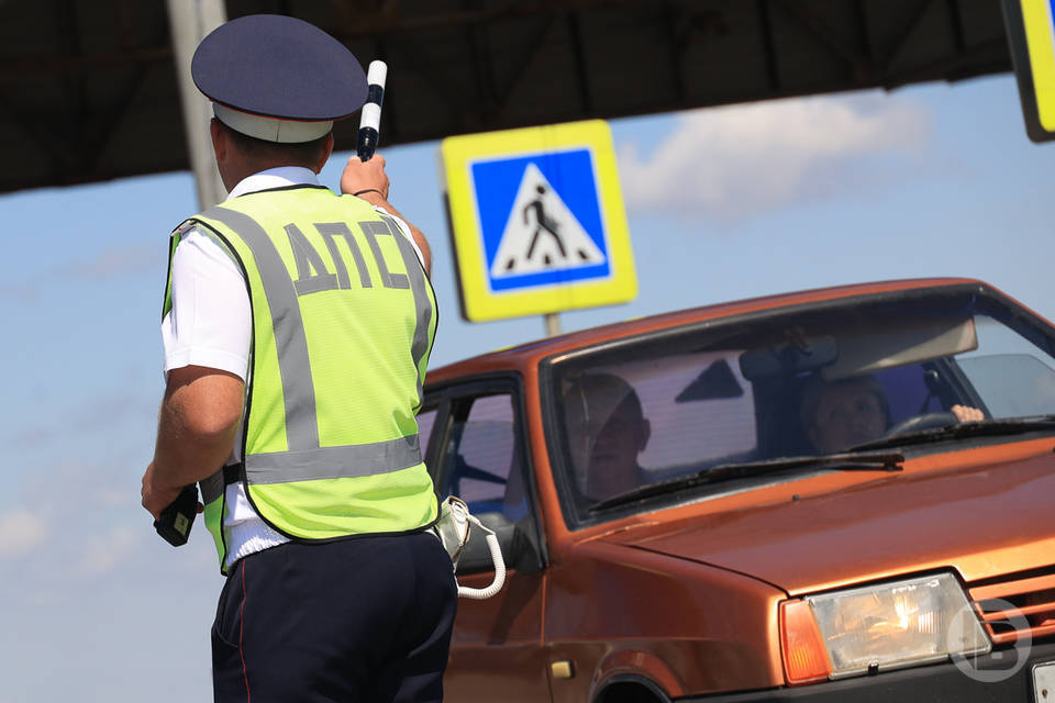 Волгоградца оштрафовали за отогнутый госномер на автомобиле