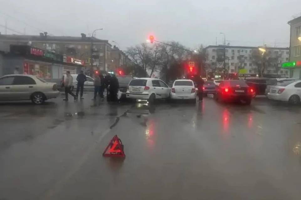 Трое пострадали в ДТП с четырьмя машинами на севере Волгограда