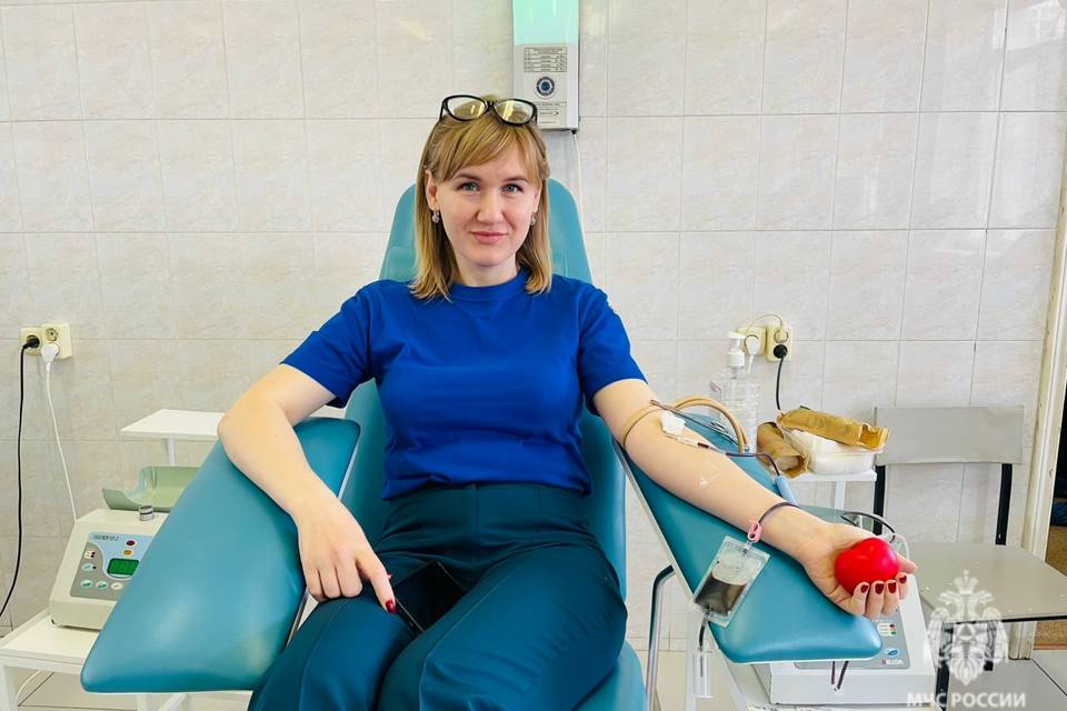 В Волгограде сотрудники МЧС сдали кровь