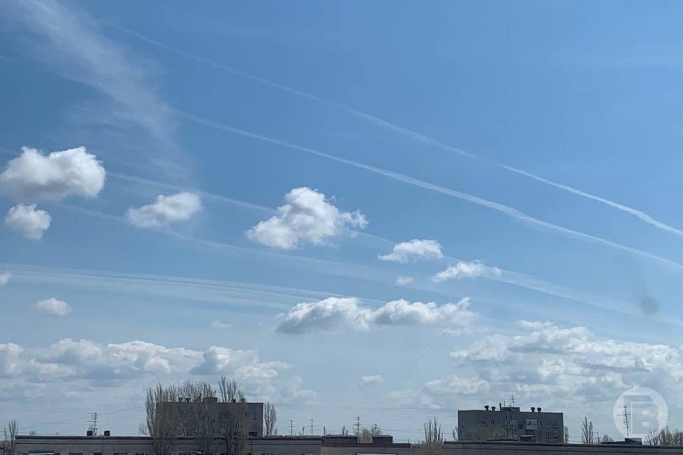 Белые полосы разукрасили небо в Волгограде: фото