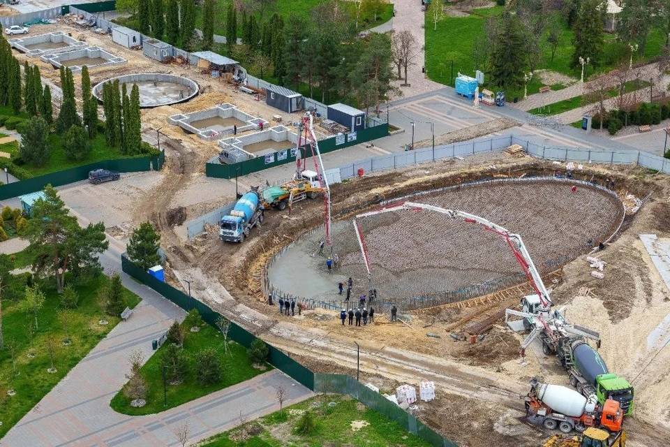 В Центральном парке Волгограда заливают чашу светофонтана бетоном