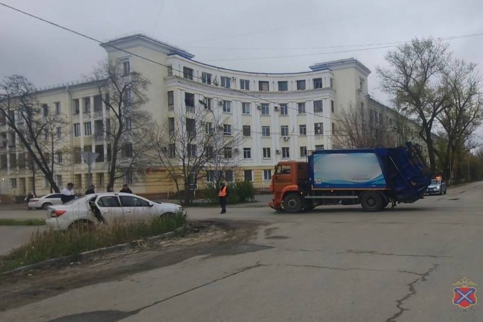 Мусоровоз протаранил легковушку в Волгограде