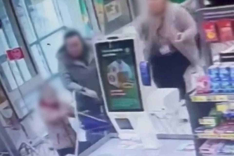 Неизвестная пыталась ударить ребенка в сетевом магазине Волгограда
