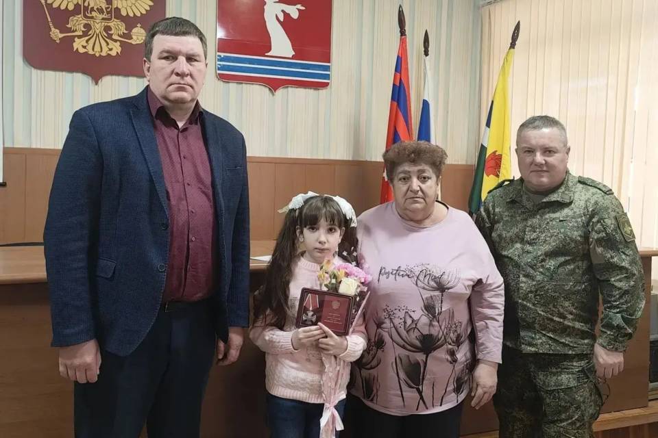 Дочери бойца СВО передали госнаграду под Волгоградом