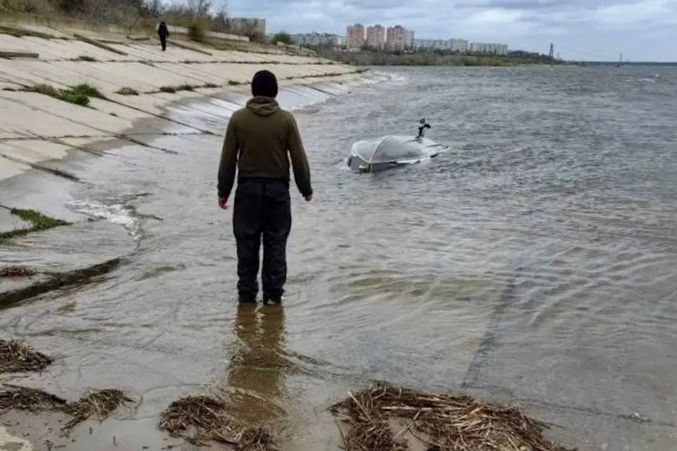 В Волгограде перевернулось судно, водитель оказался за бортом