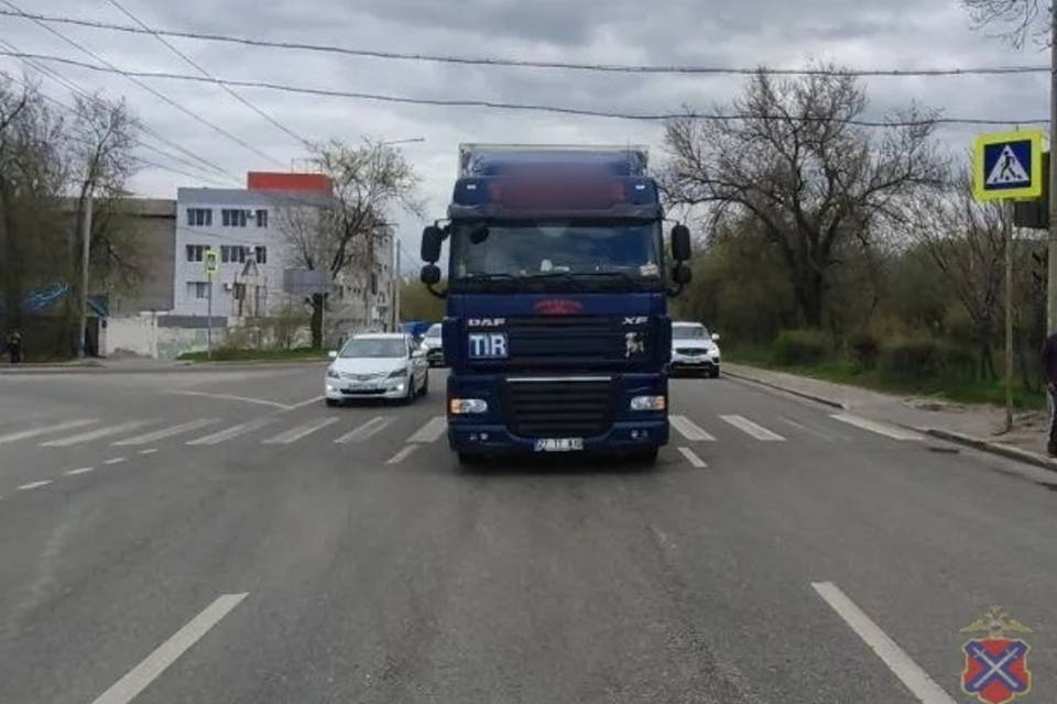 Фура снесла с ног волгоградку, переходившую дорогу по зебре