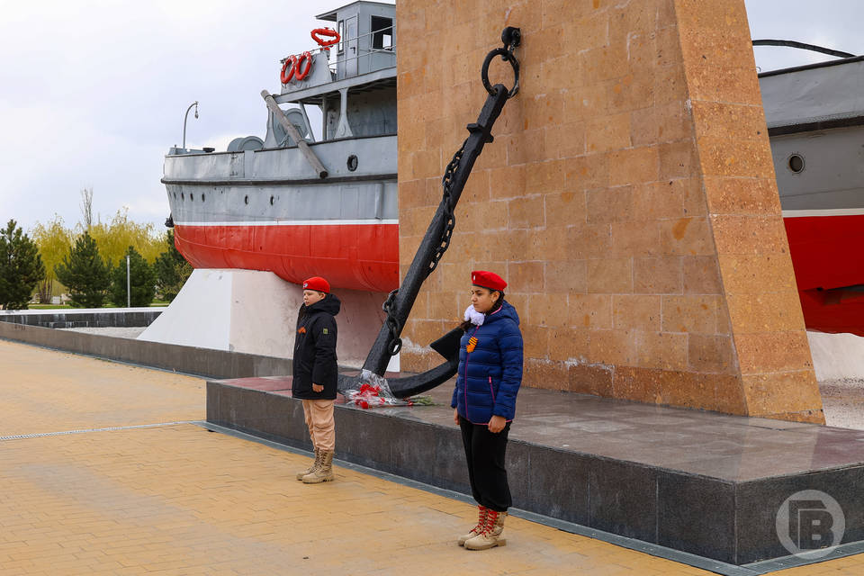 В Волгограде молодежь несет Вахту Памяти у воинских мемориалов