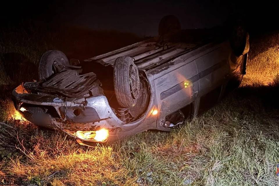 Пьяный мужчина перевернулся в «Ладе» под Волгоградом