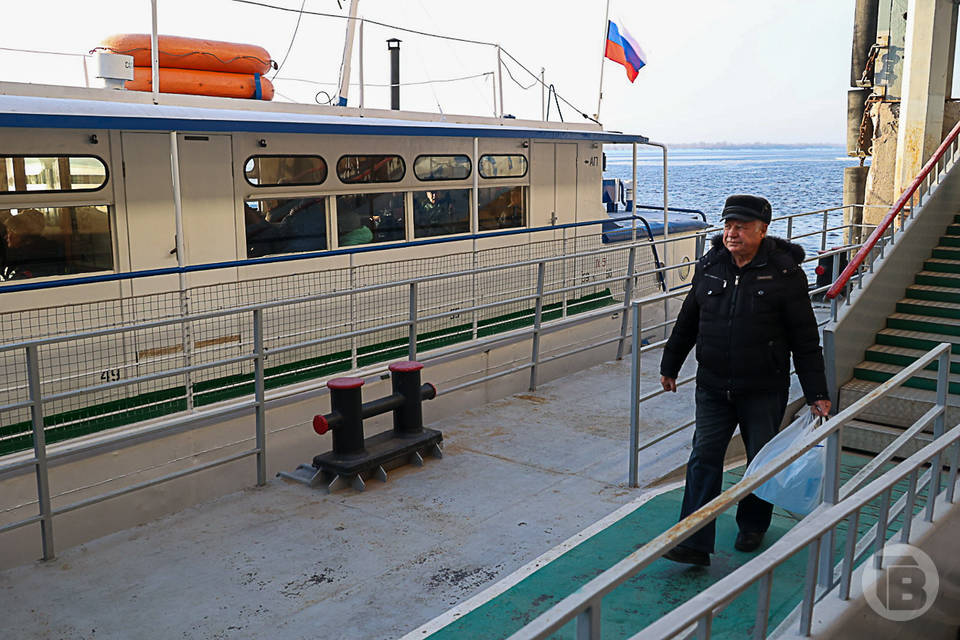 Ураган выбил стекла теплохода во время непогоды в Волгограде