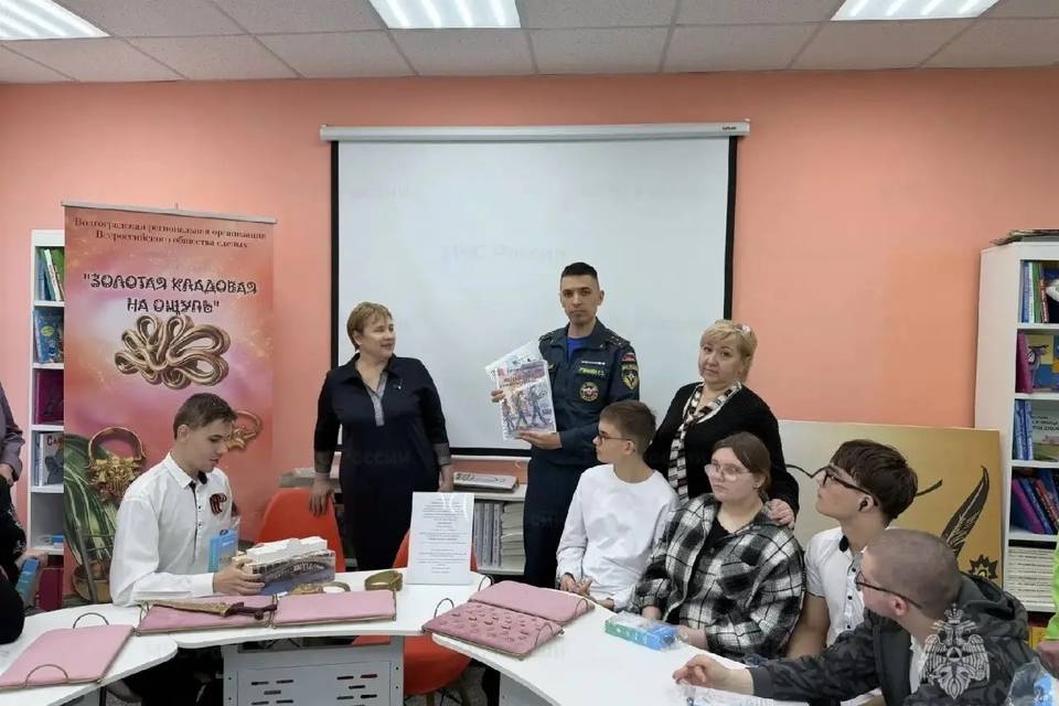 В Волгоградской области уникальную книгу передали детям с нарушениями зрениям